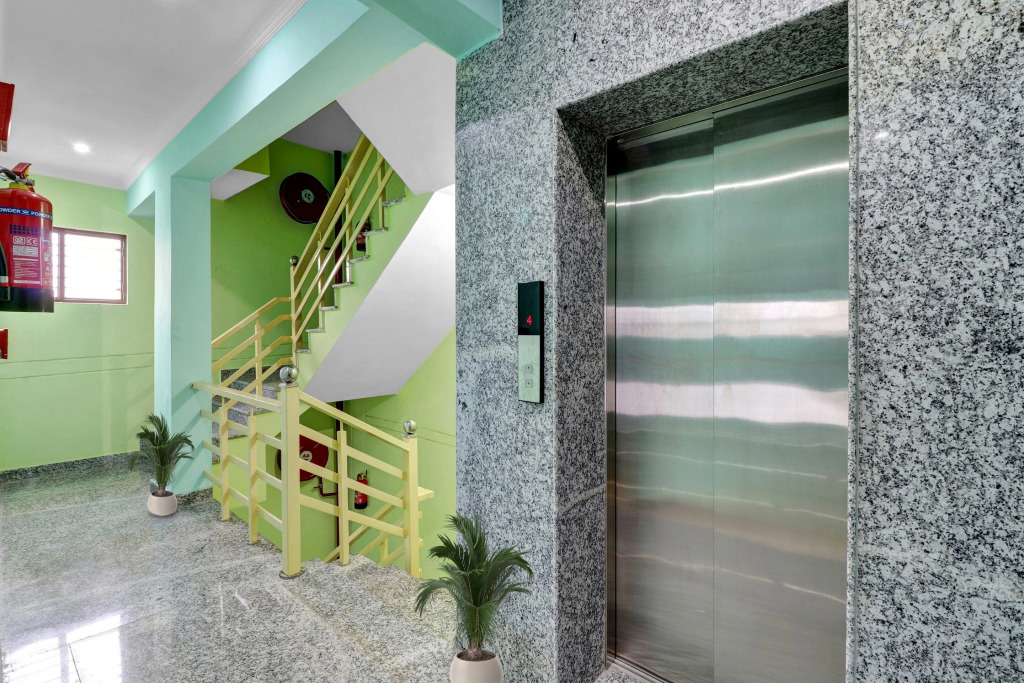 Super Collection O The Kailash Hotel