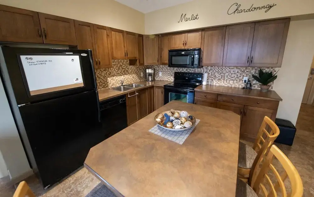2 Bed 2 Bath Corner Unit Overlooking Pool #501