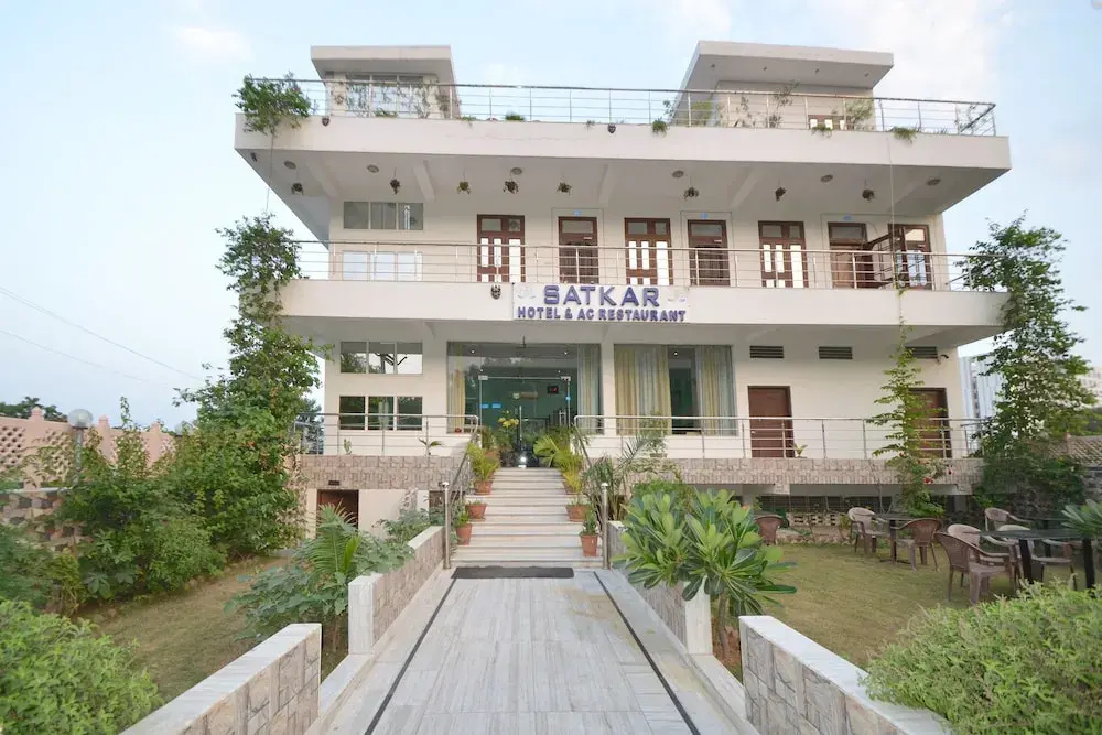 OYO 19035 Hotel Satkar