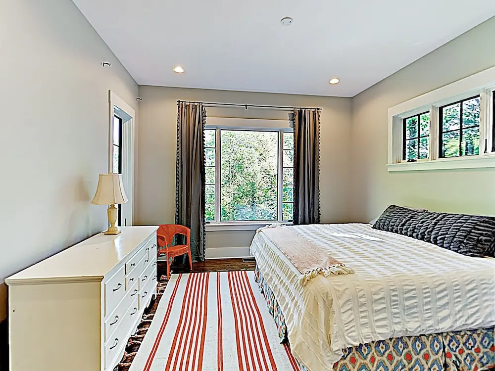 Brand-new Lakefront W/ Boathouse 4 Bedroom Home