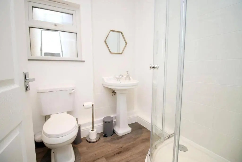 16 North Road Flat 2 by Mia Living Free Parking On Site