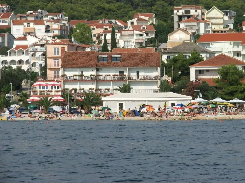 Villa Okruk-10 meters away from the beach
