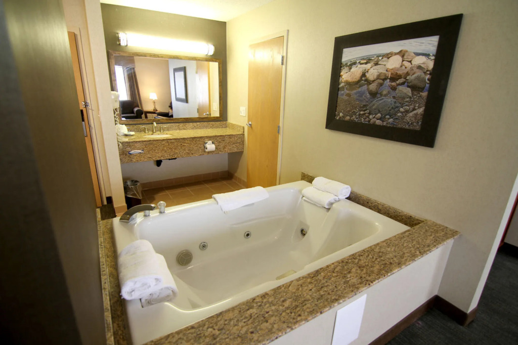 Cmon Inn & Suites Fargo