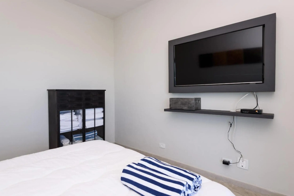 Ocean Blue Moderno com Vista Espetacular ao lado do Leblon na frente da Escola Stella Maris Garagem Internet Veloz 2 Smart TVs Piscina Sauna