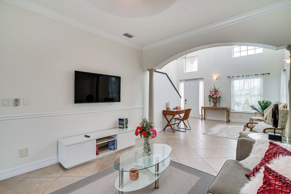 Hot Tub + Fire Pit: Spacious Cape Coral Oasis!