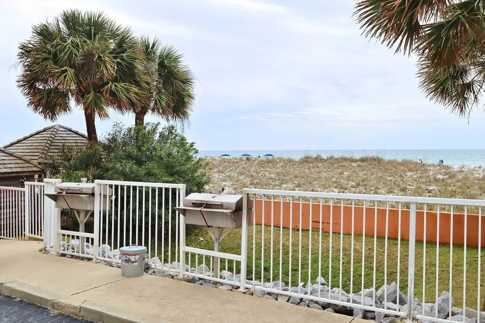Seacrest 405 1 Bedroom Condo by RedAwning