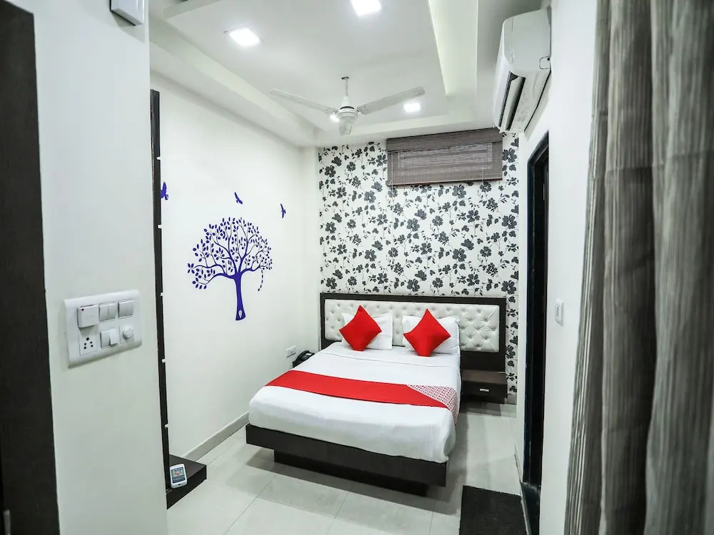 OYO 2681 Hotel Madhuram palace
