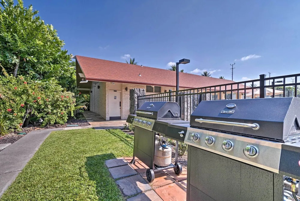 Airy Oceanfront Kailua-kona Gem w/ Community Pool