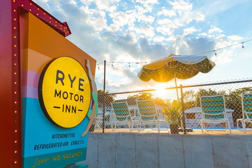 Rye Motor Inn - Oceanfront, Walk to Beach