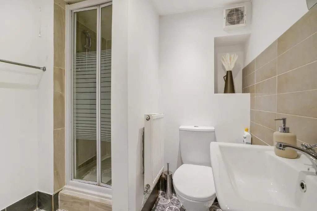 Mulberry House - Detached 6 Bedroom House with Hot Tub & Private Parking