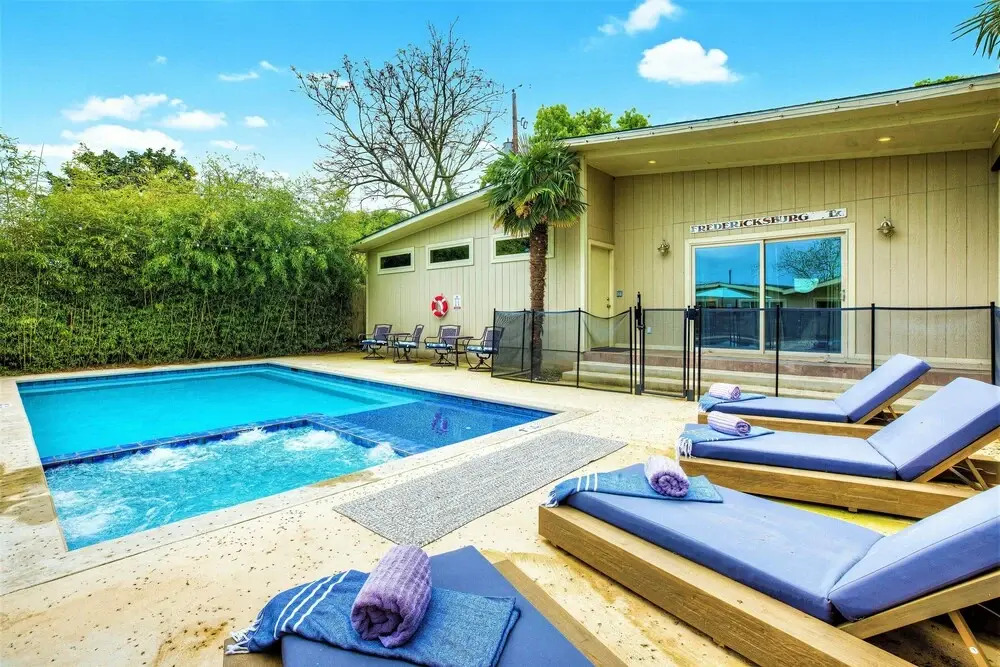 Luxury Home W/pool, Grill/bar, &movieroom