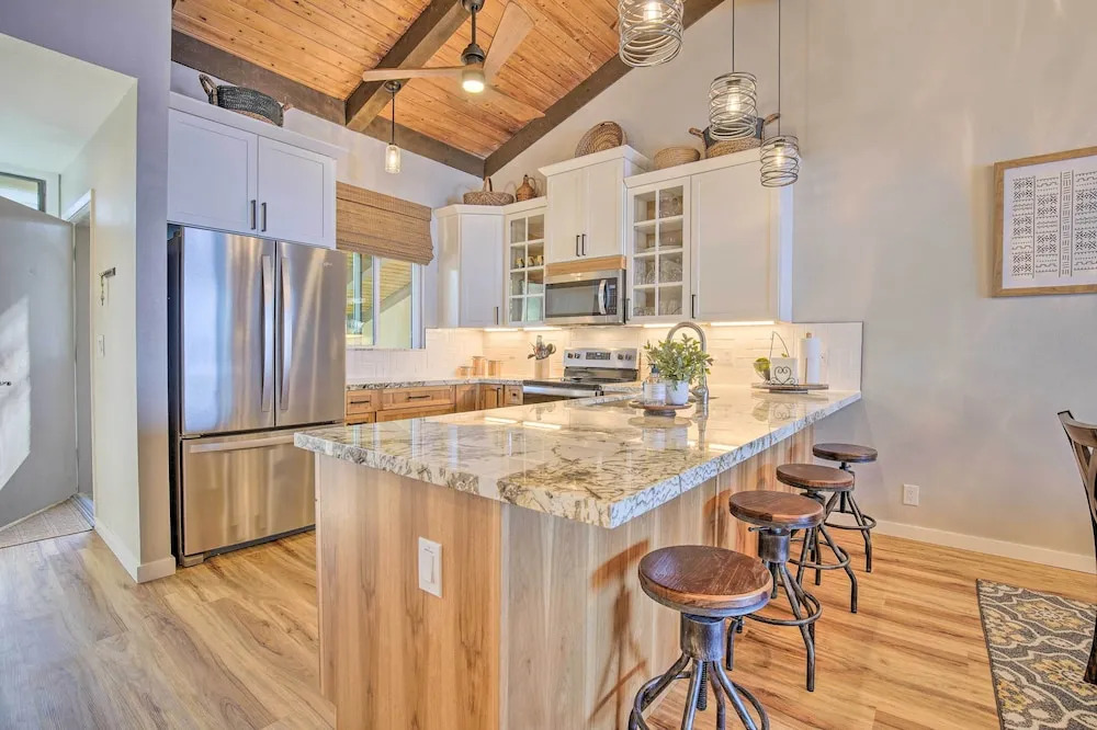 Airy Oceanfront Kailua-kona Gem w/ Community Pool
