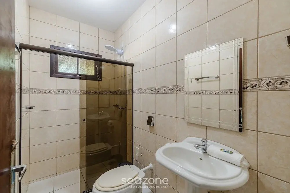 3BR Home w/ BBQ 140m From the Beach Rae0126