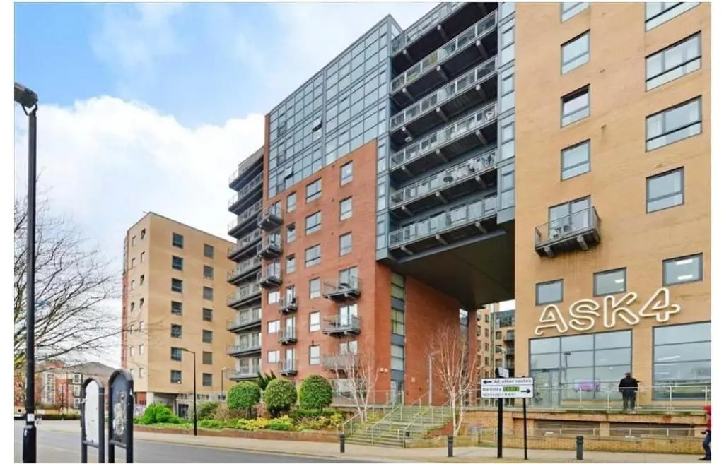 Large 2 Bed, 2 Bath, Free Parking & WiFi
