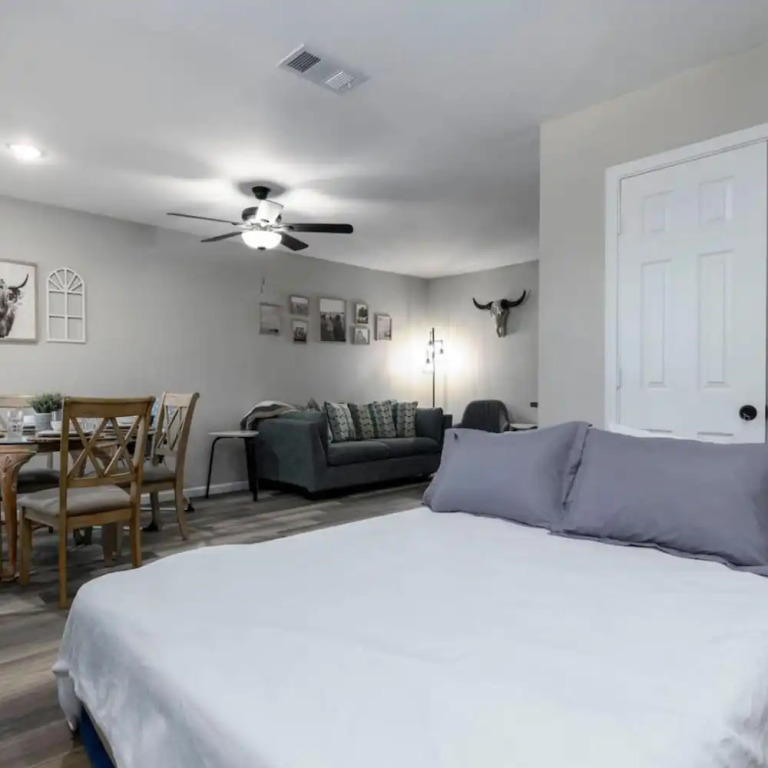 Lux Modern Getaway AT T Stadium Views King Bed