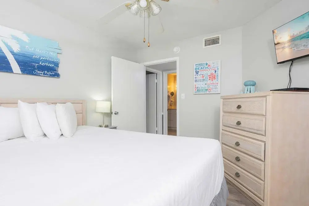 Regatta Condominiums 106B