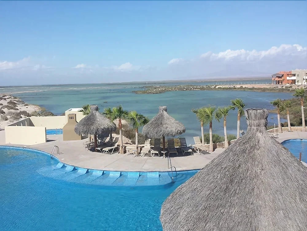 Playa Villa - 2 Br condo by RedAwning