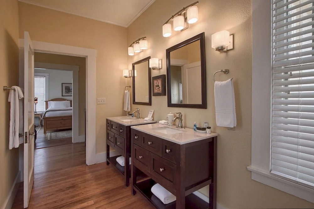 Serenity Bliss - Downtown Retreat with Pool & Hot Tub