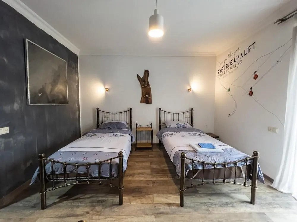 Korte Hotel Sleeps 14 With Courtyard