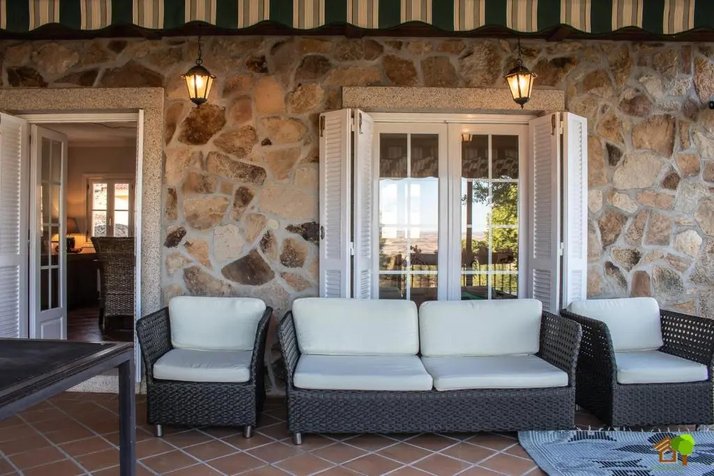Una casita en el campo dentro de la ciudad