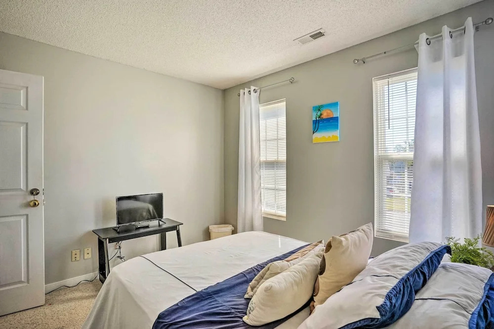 9 Mi to Richmond: Sandston Home w/ Office