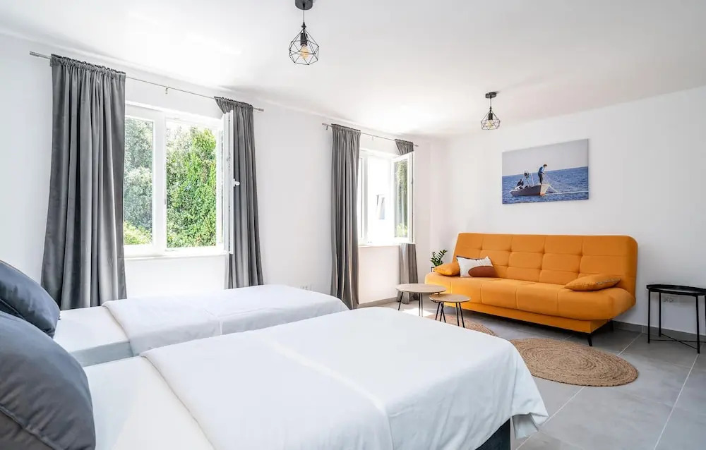 Beautiful Home in Molunat With Wifi and 8 Bedrooms