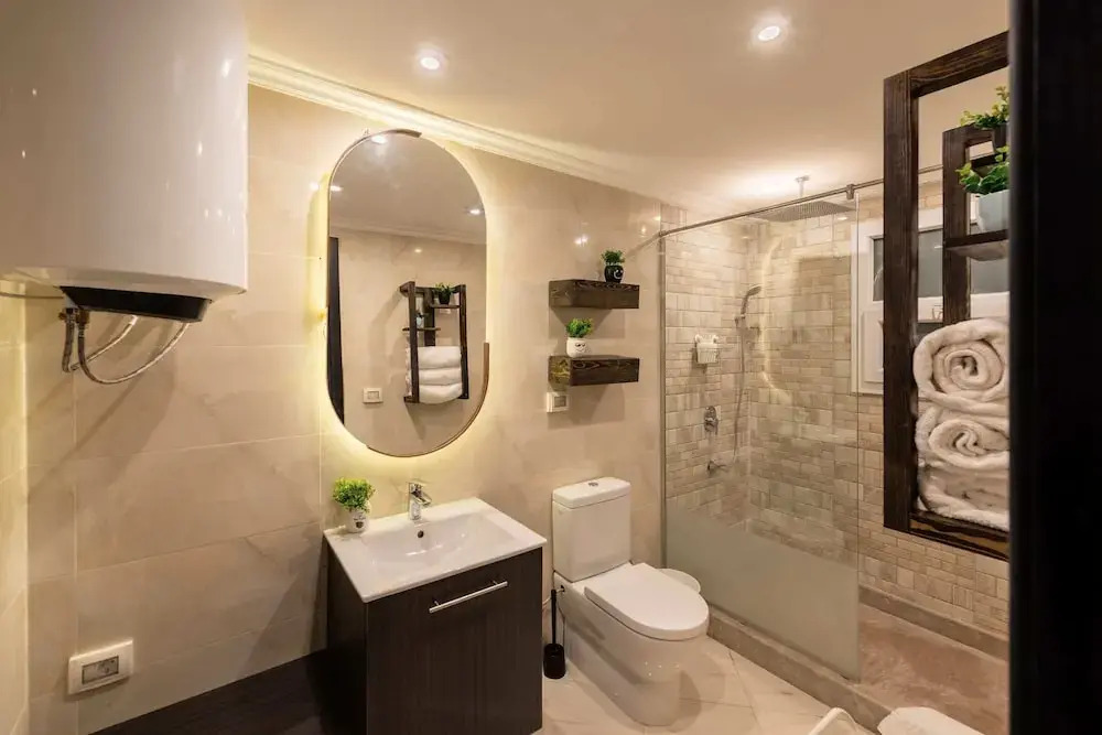 Xuru Stays I Waterfront Designer 2BR - 5 min to Airport