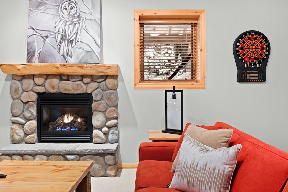 MODERN 4,500 sqft Ski Chalet: 5 Br + 6 Ba | Pool Table | Pool + PRIVATE Hot Tub