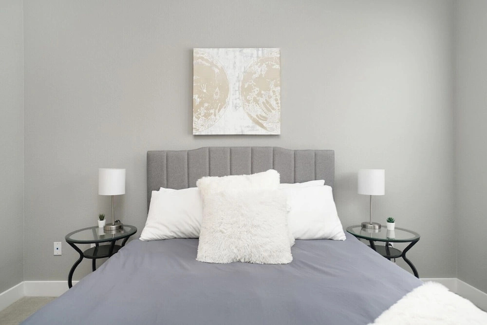 1 BR and 2 BR near Downtown by Frontdesk