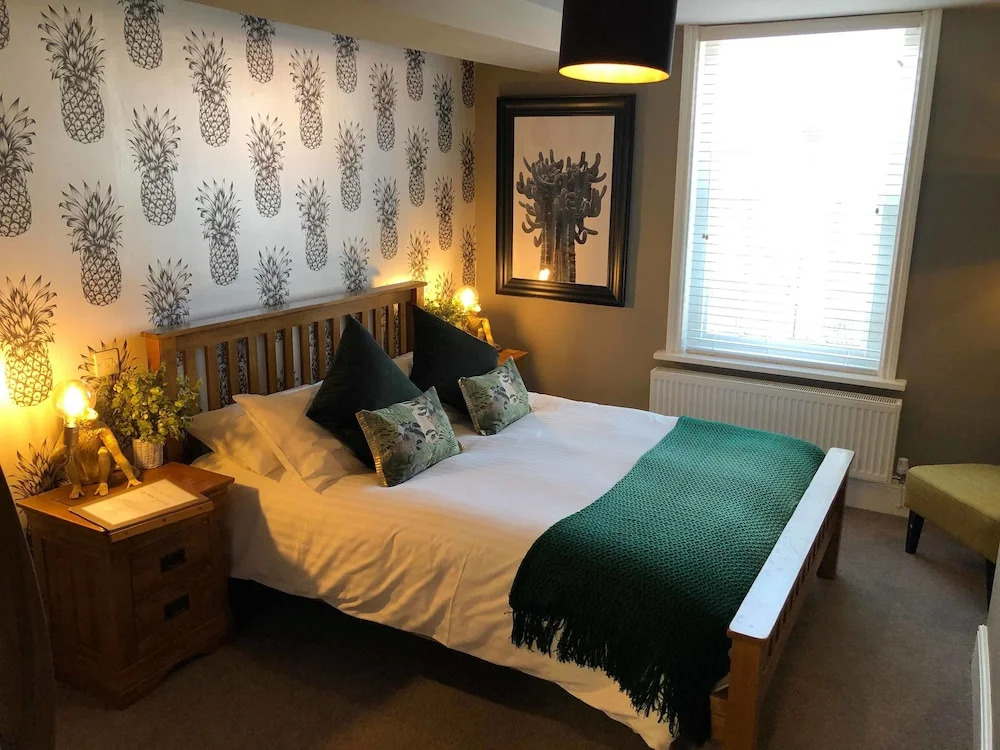 The Wheatsheaf Pub, Kitchen & Rooms