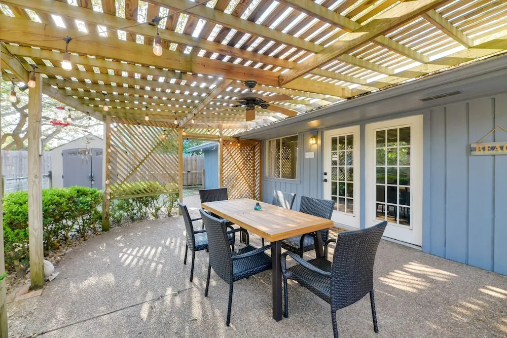 Pet-friendly Rockport Escape: 2 Mi to Beach!