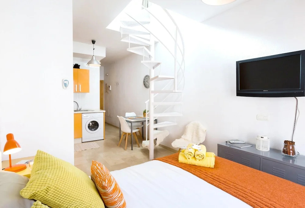 Studio in Málaga, With Wonderful City View, Furnished Terrace and Wifi