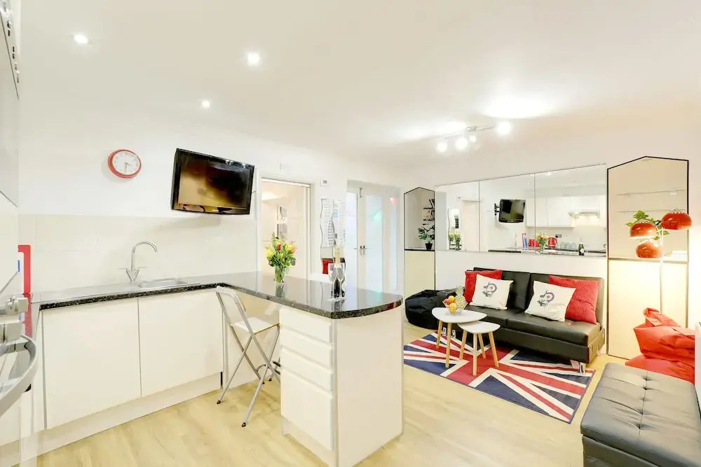 Brighton Getaways-Seaside Patio Apt