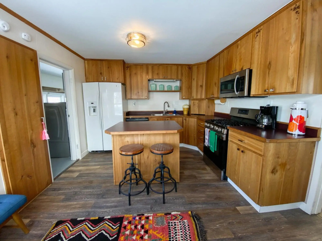 Colorful BIG Bear Home 5br 2ba-Epic Art!