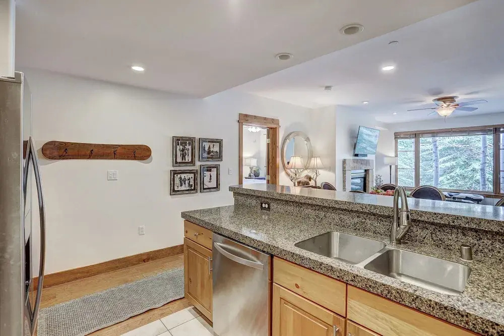 2 BR Condo Arrowhead Village, Walking Distance to Lift