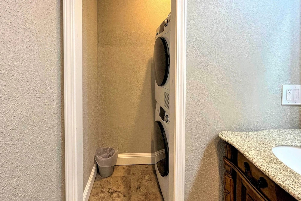 Updated Lake Daze Condo w/ Amazing Pool!