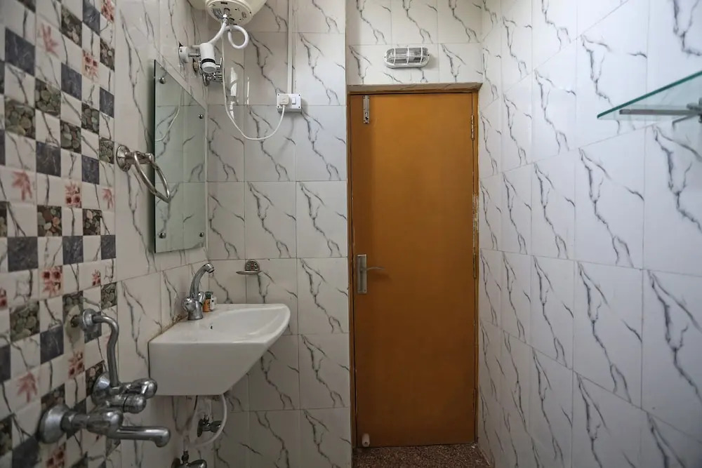 OYO 6388 Hotel NR Inn
