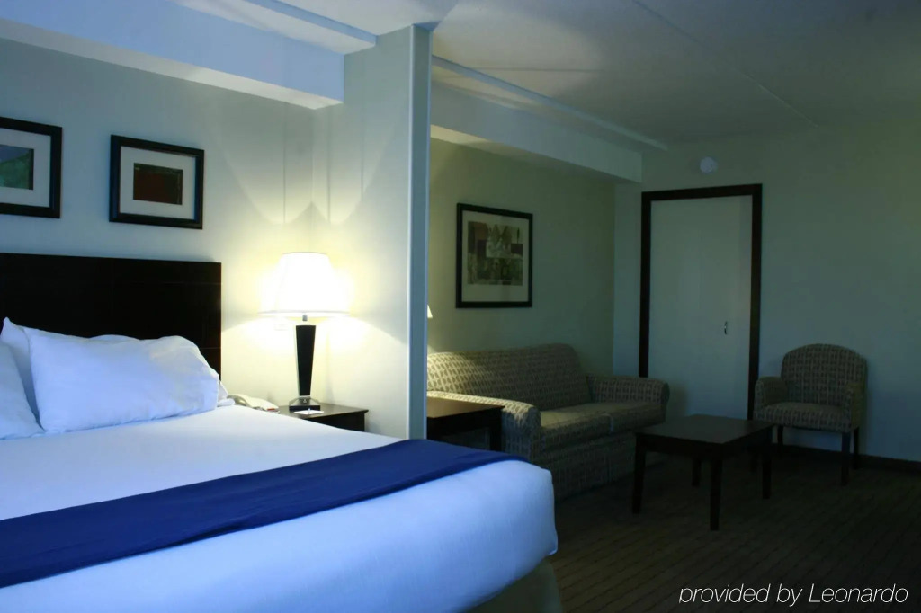 Holiday Inn Express and Suites Kincardine