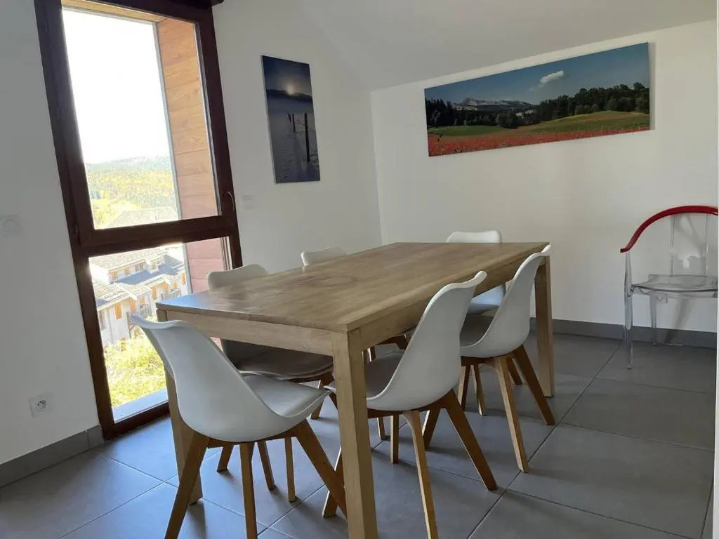 Appartement fonctionnel avec balcon, à 10 min du centre, parking gratuit, idéal pour 5 personnes - FR-1-548-3