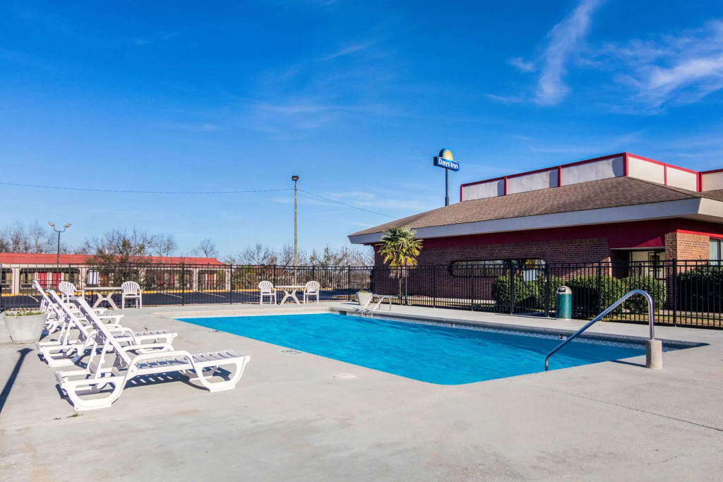 Econo Lodge Inn & Suites Conference Center Dublin