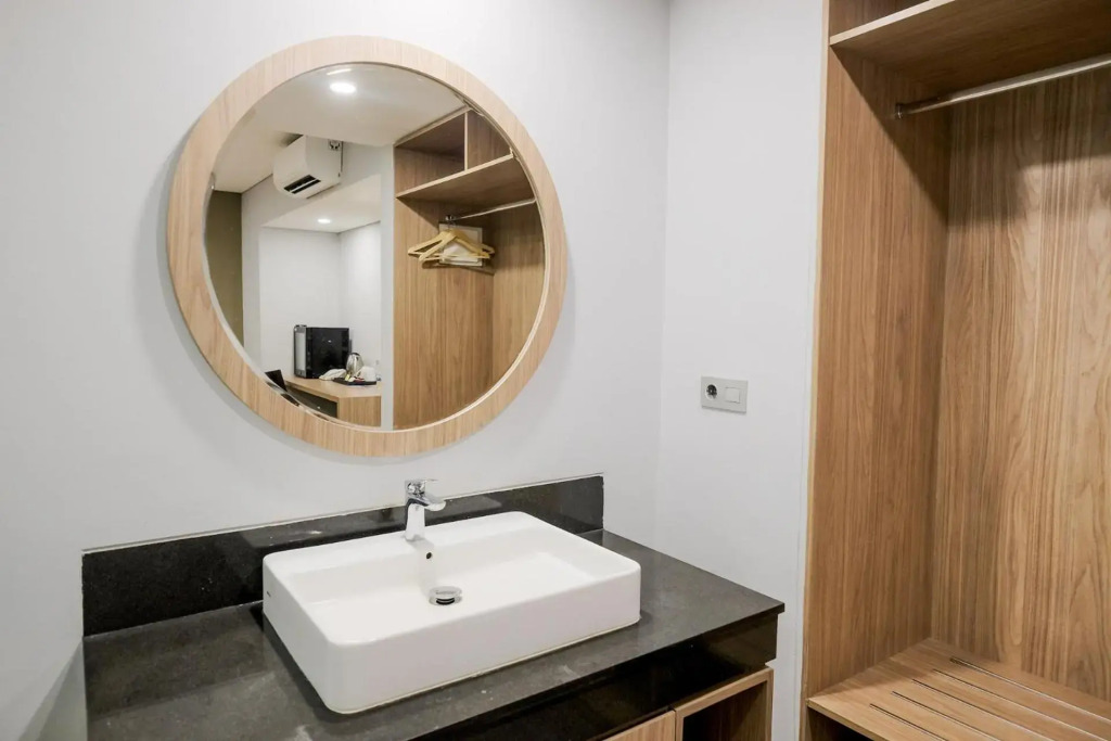 RedDoorz Premium near CBD Puri Indah
