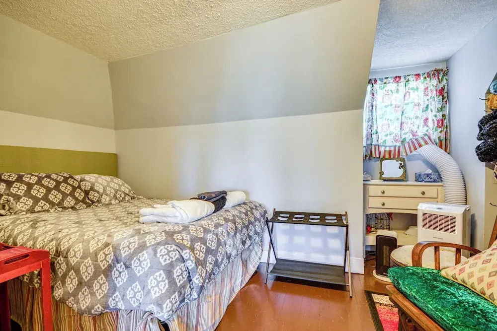 'storybook Craftsman' Home w/ Private Hot Tub!
