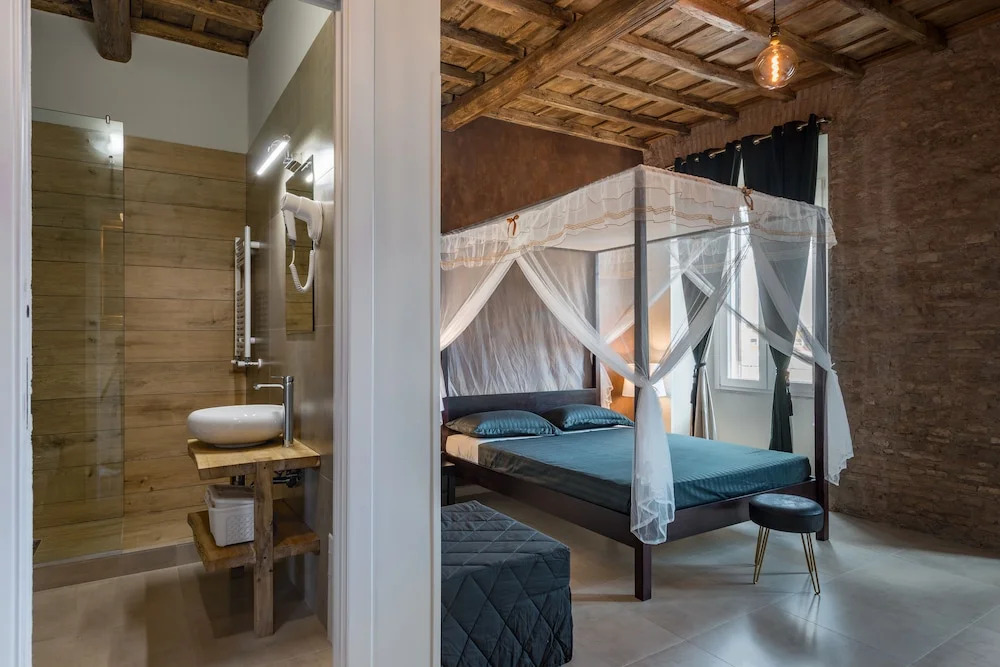 Le Boutique Luxury Rooms diffused in historical center