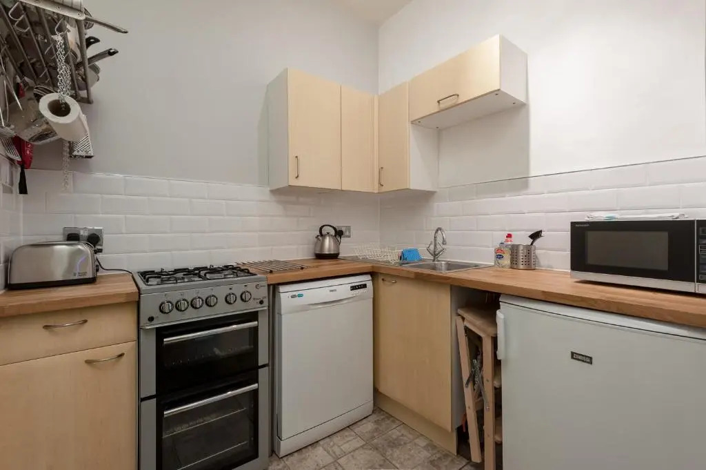 412 Lovely 2 Bedroom Apartment in Abbeyhill Colonies Near Holyrood Park and Calton Hill