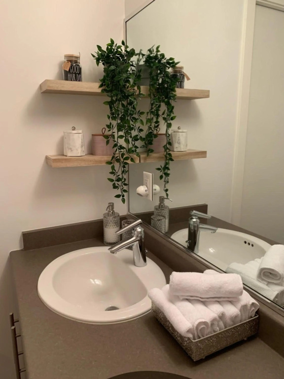 Lovely one-bedroom apartment with swiming pool, hot-tube and gym in central location