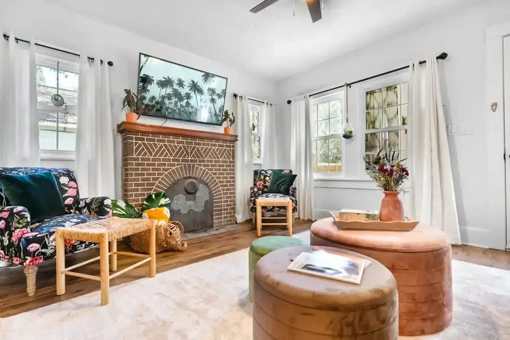 Newly Renovated Whimsical Cottage 2 Beds Hot Tub