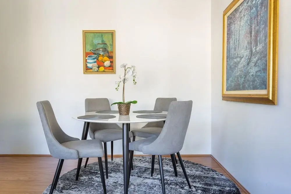 Unit With Balcony, Backyard and Parking Near Shops