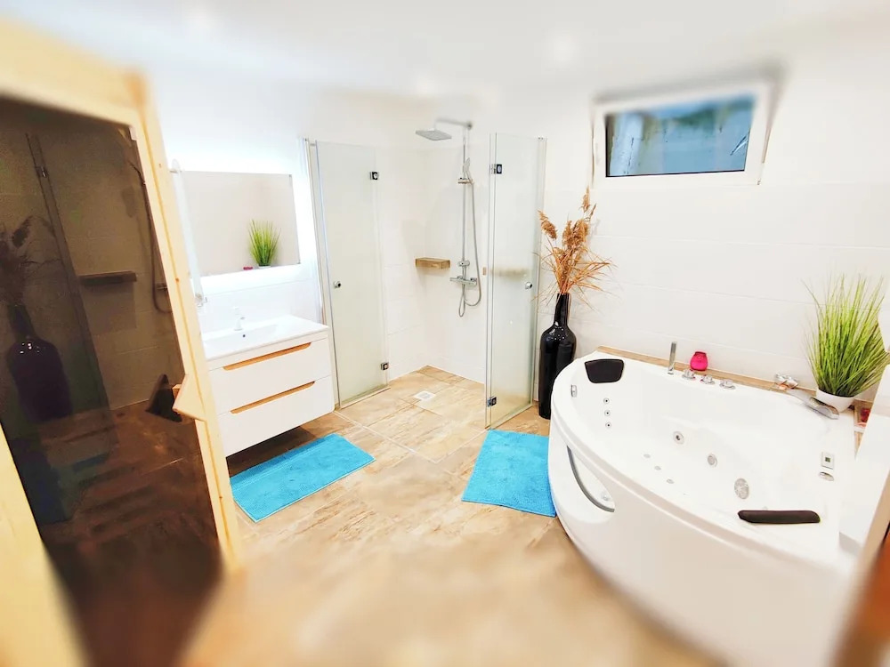Wellness- Hottub & Sauna- Pet Friendly- Hiking