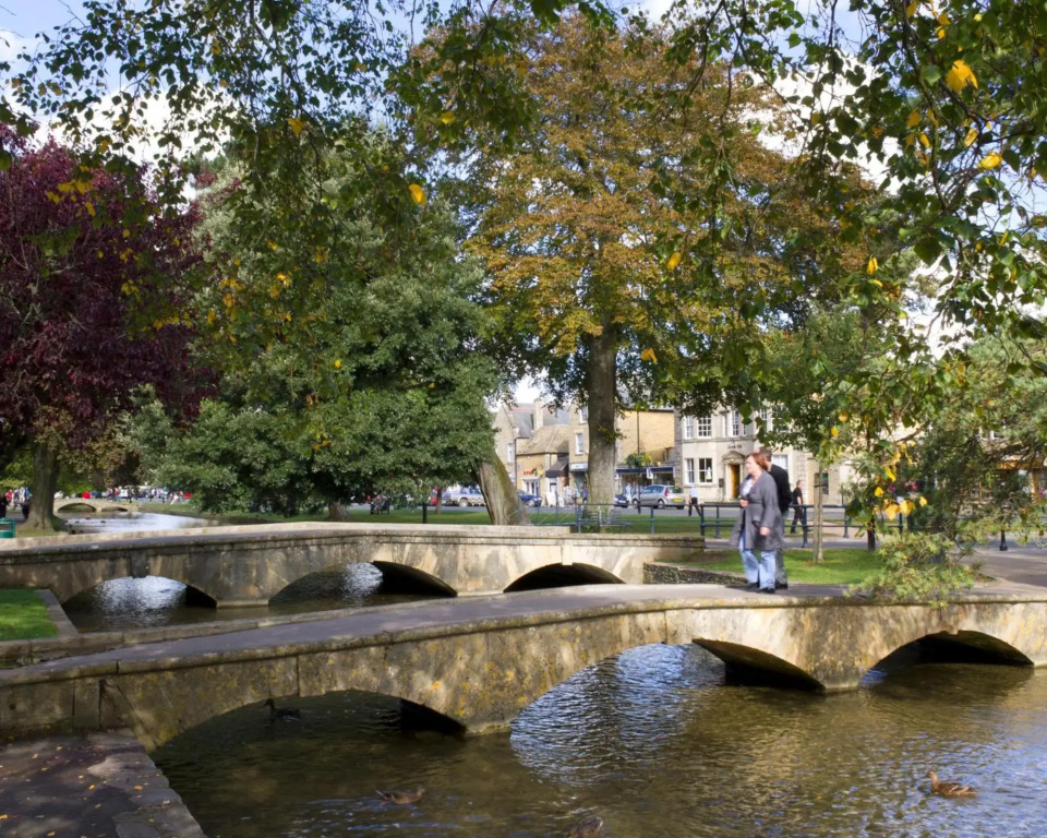 Glevum Lodge - 2BDRM Town Centre Apartment with open plan living area & walk in shower
