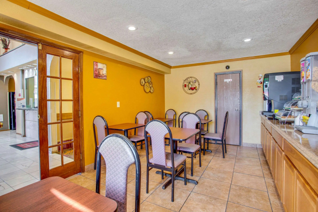 Econo Lodge Inn & Suites Albuquerque East I-40 Eubank Exit